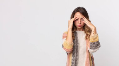 Oldukça zayıf bir kadın stresli ve hayal kırıklığına uğramış görünüyor. Baskı altında, baş ağrısı ve sorunlarıyla çalışıyor.