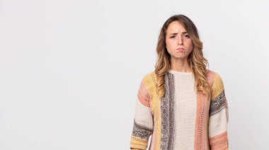 Oldukça zayıf bir kadın üzgün ve sızlanıyor, mutsuz bir bakışla, olumsuz ve hayal kırıklığına uğramış bir tavırla ağlıyor.