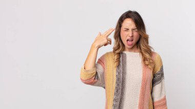 Oldukça zayıf bir kadın mutsuz ve stresli görünüyor, intihar jesti elle silah işareti yapıyor, kafasını işaret ediyor.