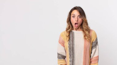 Oldukça zayıf bir kadın korkmuş ve şok olmuş hissediyor, ağzı açık şaşkınlık içinde.