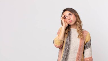 Oldukça zayıf bir kadın sıkılmış, hayal kırıklığına uğramış ve uykulu. Yorucu, sıkıcı ve can sıkıcı bir görevden sonra, el ele tutuşarak.