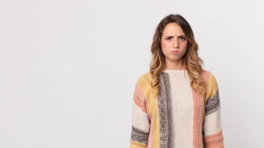 Oldukça zayıf bir kadın kafası karışık ve kuşkulu, merak ediyor ya da karar vermeye çalışıyor.