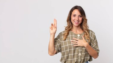 Mutlu, kendine güvenen, güveni tam, gülümseyen ve zafer işareti gösteren zayıf bir kadın.