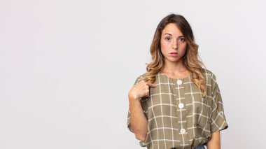 Kafası karışmış, kafası karışmış ve kendine güveni olmayan oldukça zayıf bir kadın.?