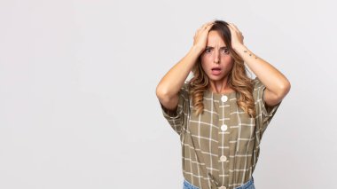 Oldukça zayıf bir kadın dehşete kapılmış ve şok olmuş hissediyor, ellerini havaya kaldırıyor ve bir hata yüzünden panikliyor.