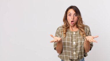 Oldukça zayıf bir kadın şok olmuş ve şaşırmış, endişeli ve paniklemiş, stresli ve korkmuş bir bakışla