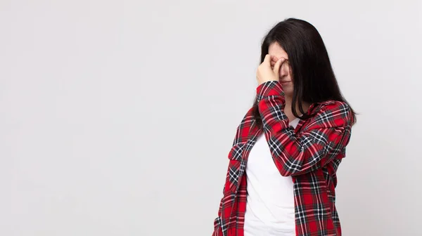 Mulher Bonita Sentindo Estressada Infeliz Frustrada Tocando Testa Sofrendo Enxaqueca — Fotografia de Stock