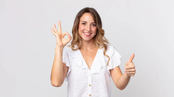 Ziemlich Dünne Frau Fühlt Sich Glücklich Erstaunt Zufrieden Und Überrascht — Stockfoto