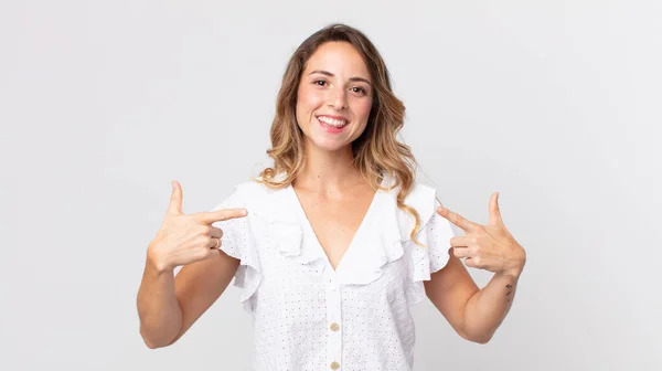 Mulher Muito Magra Olhar Orgulhoso Arrogante Feliz Surpreso Satisfeito Apontando — Fotografia de Stock