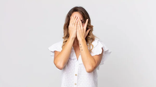 Mujer Bastante Delgada Cubriendo Cara Con Las Manos Mirando Entre — Foto de Stock