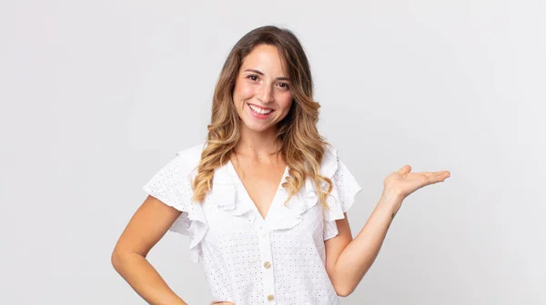 Mulher Muito Magra Sorrindo Sentindo Confiante Bem Sucedida Feliz Mostrando — Fotografia de Stock