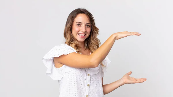 Mulher Muito Magra Sorrindo Sentindo Feliz Positivo Satisfeito Segurando Mostrando — Fotografia de Stock