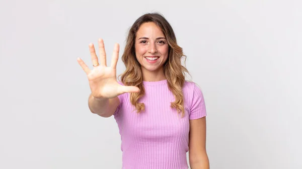 Mujer Muy Delgada Sonriendo Buscando Amigable Mostrando Número Cinco Quinto — Foto de Stock