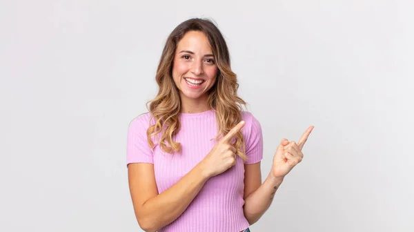 Mujer Bastante Delgada Sonriendo Felizmente Apuntando Hacia Lado Hacia Arriba — Foto de Stock