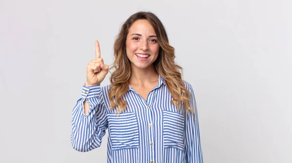 Mulher Muito Magra Sorrindo Alegre Feliz Apontando Para Cima Com — Fotografia de Stock