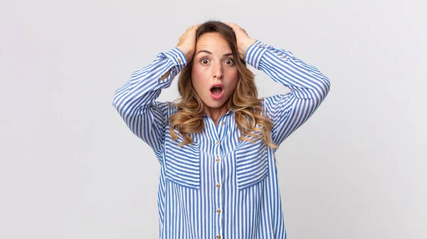 Pretty Thin Woman Looking Excited Surprised Open Mouthed Both Hands — Stock Photo, Image