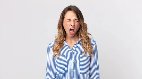 Mulher Muito Magra Gritando Agressivamente Olhando Muito Com Raiva Frustrado — Fotografia de Stock