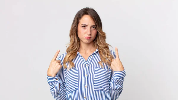 Mujer Bastante Delgada Con Una Mala Actitud Que Parece Orgullosa —  Fotos de Stock