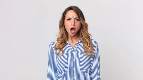 Ganska Tunn Kvinna Känner Sig Skräckslagen Och Chockad Med Munnen — Stockfoto