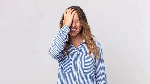 Mujer Muy Delgada Riendo Abofeteando Frente Como Diciendo Doh Olvidé —  Fotos de Stock