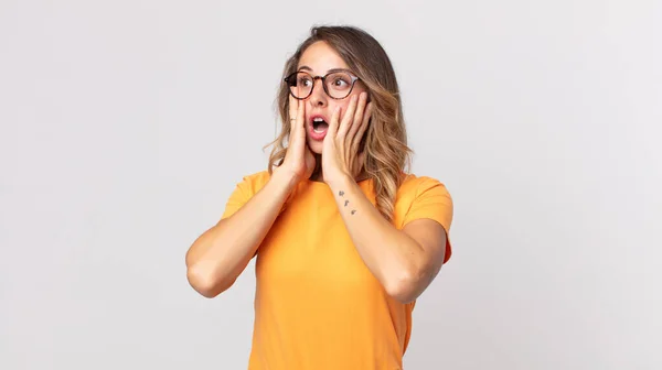 Mujer Bastante Delgada Sintiéndose Feliz Emocionada Sorprendida Mirando Lado Con —  Fotos de Stock