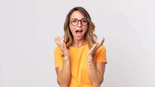 Mujer Bastante Delgada Sintiéndose Conmocionada Emocionada Riendo Sorprendida Feliz Debido — Foto de Stock