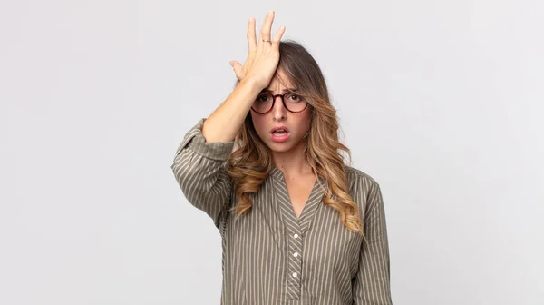 Pretty Thin Woman Raising Palm Forehead Thinking Oops Making Stupid — стоковое фото