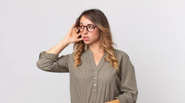 Mulher Muito Magra Olhando Sério Curioso Ouvindo Tentando Ouvir Uma — Fotografia de Stock