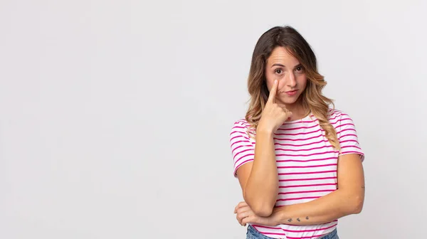 Una Donna Piuttosto Magra Che Tiene Occhio Non Fida Guarda — Foto Stock