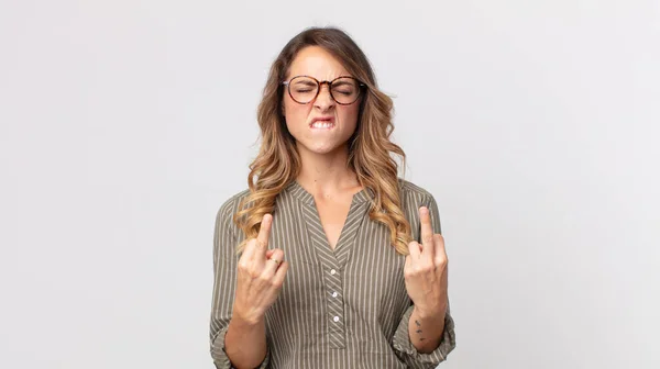 Ganska Tunn Kvinna Känner Provokativ Aggressiv Och Obscen Vända Långfingret — Stockfoto