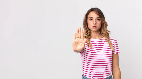 Mulher Muito Magra Olhando Sério Popa Descontente Irritado Mostrando Palma — Fotografia de Stock