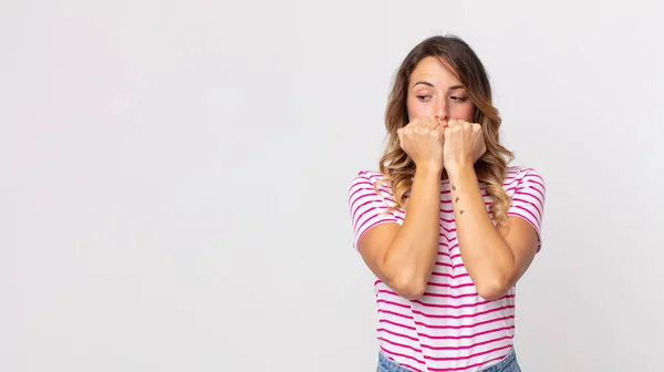 Jolie Femme Mince Regardant Inquiet Anxieux Stressé Effrayé Les Ongles — Photo