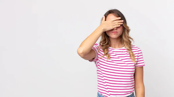 Ziemlich Dünne Frau Die Augen Mit Einer Hand Verdeckt Die — Stockfoto