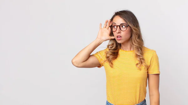 Vrij Dunne Vrouw Die Glimlacht Nieuwsgierig Naar Zijkant Kijkt Probeert — Stockfoto