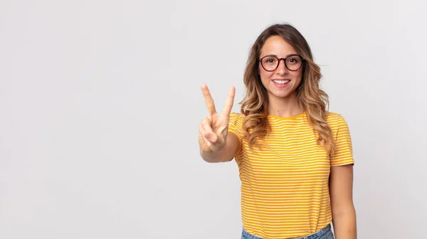 Mulher Muito Magra Sorrindo Olhando Amigável Mostrando Número Dois Segundo — Fotografia de Stock