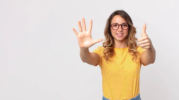 Mujer Muy Delgada Sonriendo Buscando Amigable Mostrando Número Seis Sexto —  Fotos de Stock