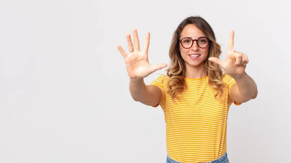 Mujer Muy Delgada Sonriendo Mirando Amigable Mostrando Número Siete Séptimo —  Fotos de Stock