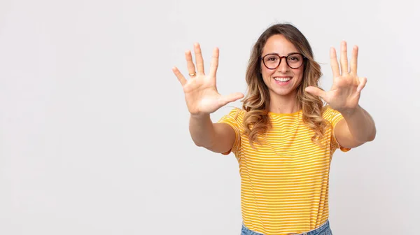 Mujer Muy Delgada Sonriendo Buscando Amigable Mostrando Número Nueve Noveno —  Fotos de Stock