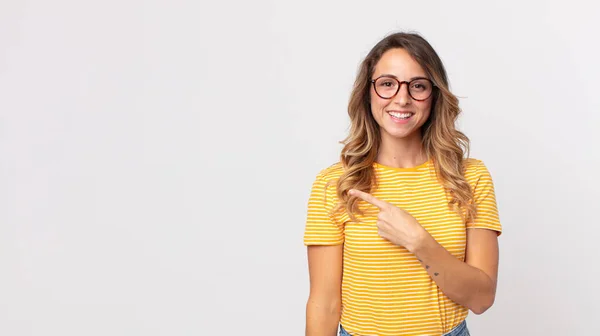 Mulher Muito Magra Sorrindo Alegremente Sentindo Feliz Apontando Para Lado — Fotografia de Stock