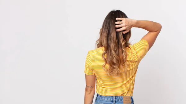 Vrij Dunne Vrouw Denken Twijfelen Krabben Hoofd Gevoel Verward Verward — Stockfoto