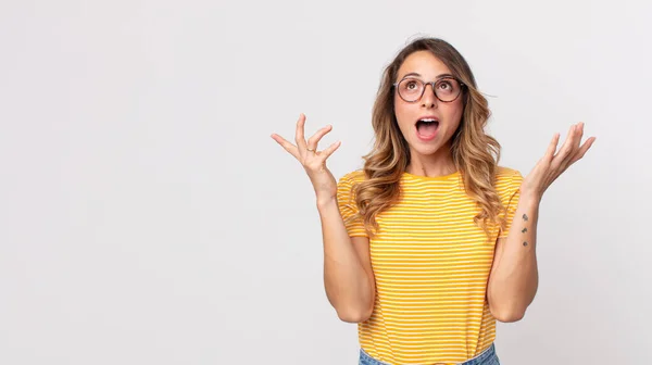 Vrij Dunne Vrouw Voelt Zich Gelukkig Verbaasd Gelukkig Verrast Vieren — Stockfoto