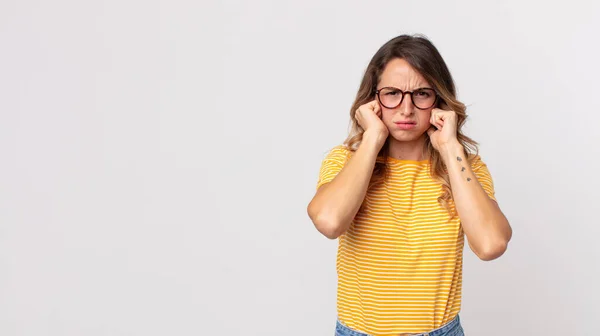 Mulher Muito Magra Olhando Com Raiva Estressado Irritado Cobrindo Ambos — Fotografia de Stock