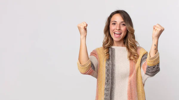 Mujer Muy Delgada Gritando Triunfalmente Pareciendo Emocionada Feliz Sorprendida Ganadora — Foto de Stock