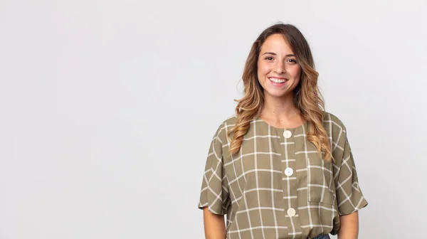 Mujer Bastante Delgada Sonriendo Alegre Casualmente Con Una Expresión Positiva —  Fotos de Stock