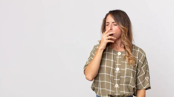 Pretty Thin Woman Yawning Lazily Early Morning Waking Looking Sleepy — Stock Photo, Image