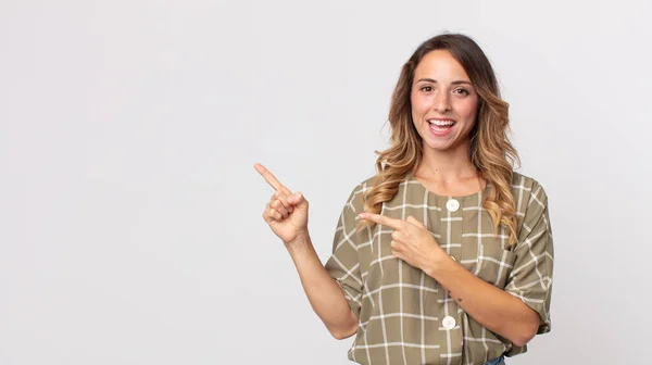 Mujer Bastante Delgada Sintiéndose Alegre Sorprendida Sonriendo Con Una Expresión —  Fotos de Stock