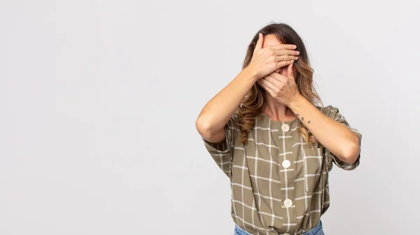 Mulher Muito Magra Cobrindo Rosto Com Ambas Mãos Dizendo Não — Fotografia de Stock