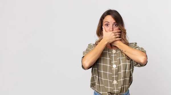 Vacker Tunn Kvinna Täcker Munnen Med Händer Med Chockad Förvånad — Stockfoto
