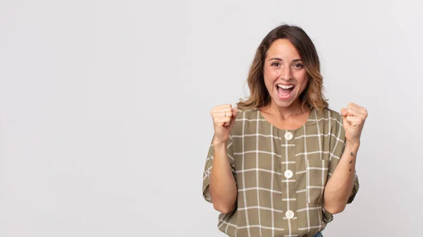 Mulher Muito Magra Sentindo Feliz Positivo Bem Sucedido Celebrando Vitória — Fotografia de Stock