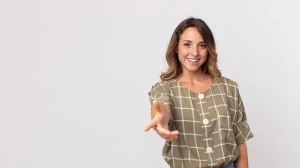 Mulher Muito Magra Sorrindo Olhando Feliz Confiante Amigável Oferecendo Aperto — Fotografia de Stock